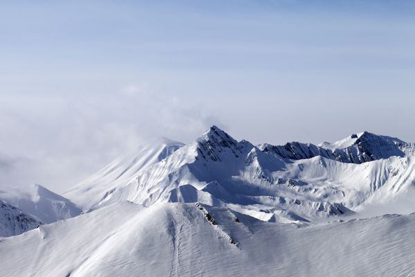 کوه های برفی در مه کوه های قفقاز گرجستان پیست اسکی گوداوری