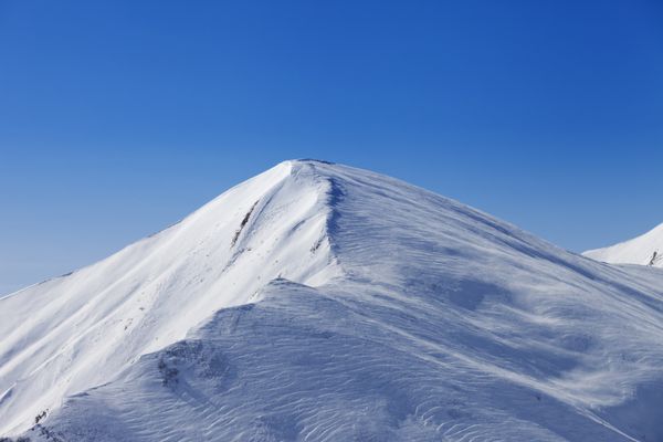 خارج از شیب پیست در روز آفتابی کوه های قفقاز گرجستان پیست اسکی گوداوری