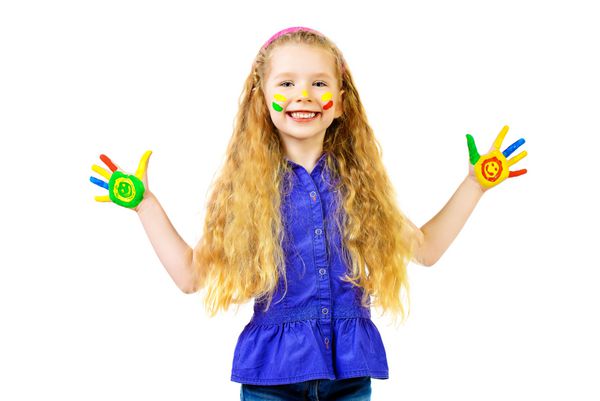دختر کوچک خندان با رنگ های روشن نقاشی شده است دوران کودکی مبارک جدا شده روی سفید