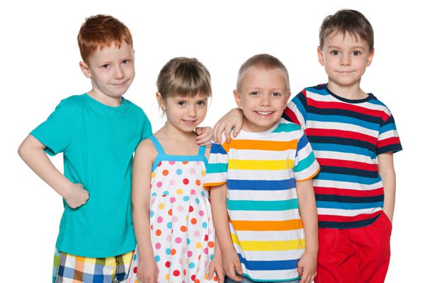 گروهی از چهار کودک شاد در پس زمینه سفید