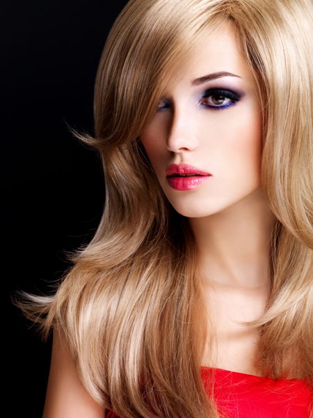 پرتره نزدیک از یک زن جوان زیبا با موهای بلند سفید و لب های قرمز مدل مد در استودیو روی پس زمینه مشکی