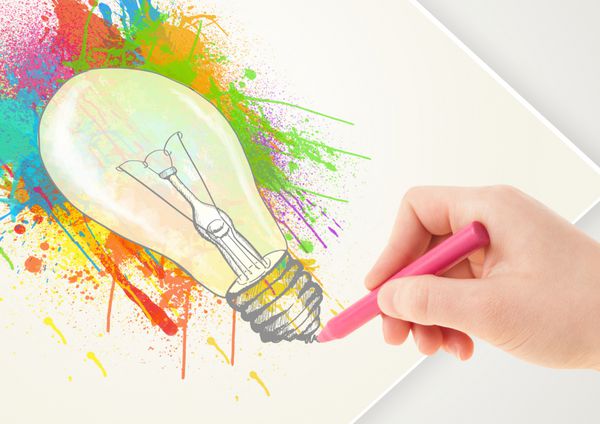 نقاشی با دست روی کاغذ ساده یک لامپ رنگارنگ