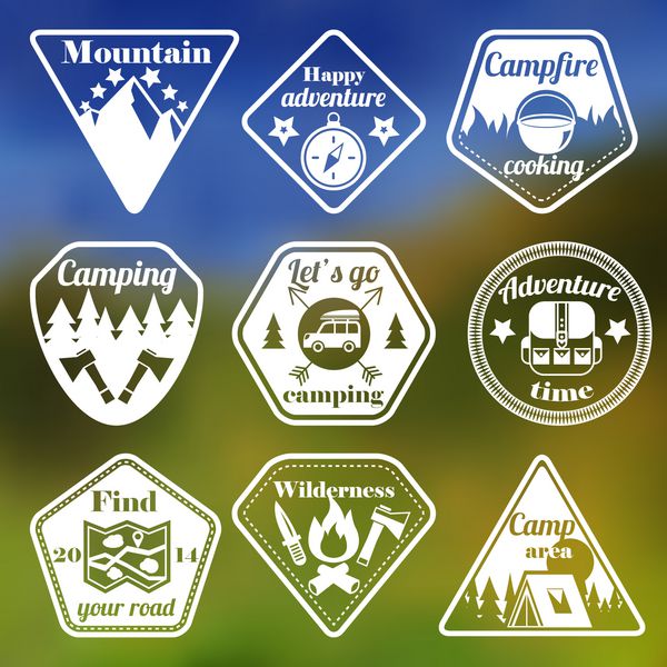 مجموعه نمادهای مسطح کمپینگ گردشگری در فضای باز از درختان کوه و وکتور جدا شده از طبیعت