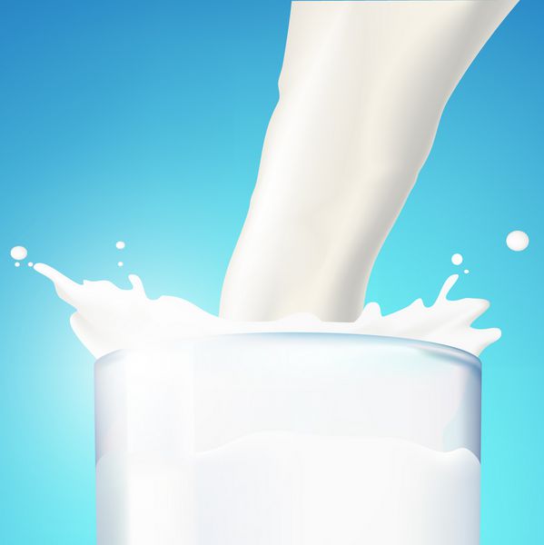 شیر در یک لیوان ریخته می شود