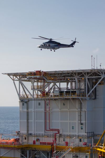 فرود هلیکوپتر بر روی یک کارخانه نفتی فراساحلی خدمات سفر به سکوی نفت و گاز در دریا