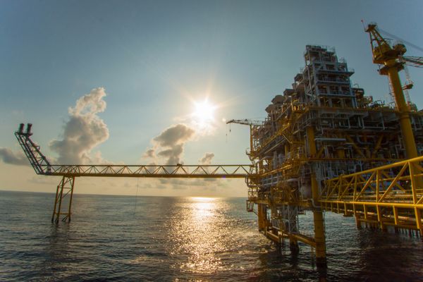 سکوی نفت و گاز در خلیج یا دریا انرژی جهان ساخت و ساز نفت و دکل دریایی پلت فرم برای تولید نفت و گاز