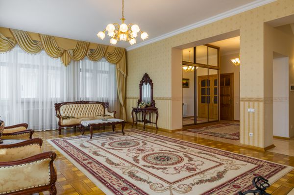 اتاق نشیمن کلاسیک داخلی زرد با فرش