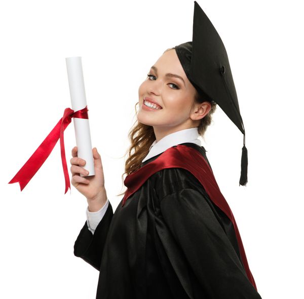 دختر دانشجوی فارغ التحصیل خوشحال با طومار جدا شده روی سفید