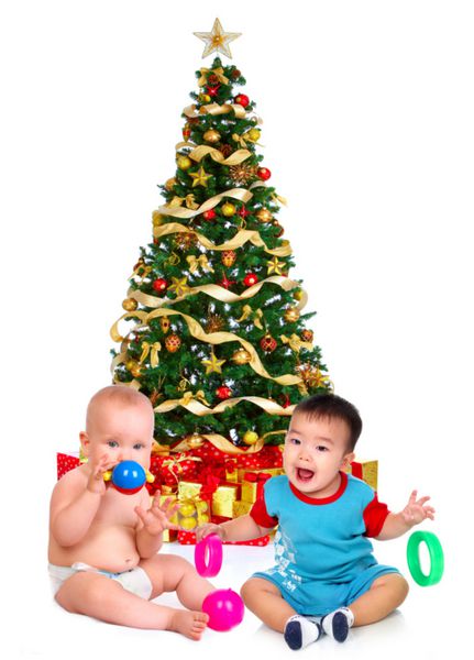 نوزادان و درخت کریسمس روی پس زمینه سفید
