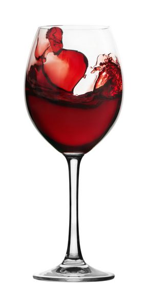 شراب قرمز در یک لیوان شیشه ای در زمینه سفید