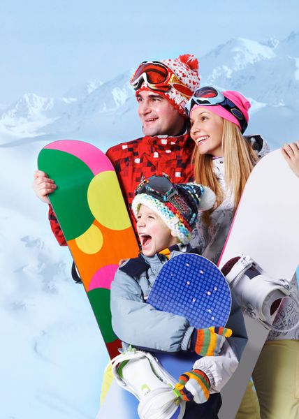 پرتره خانواده شاد با اسنوبرد در استراحتگاه زمستانی