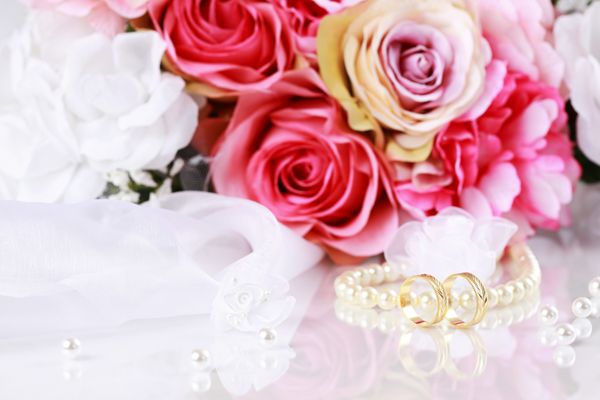 طبیعت بی جان عروسی با حلقه های طلایی زیبا و دسته گل