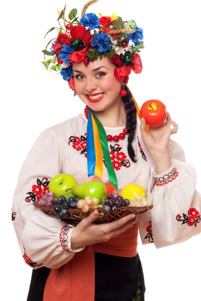 زن جوان شاد با لباس ملی اوکراین با میوه