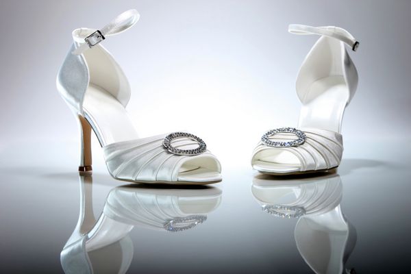 کفش عروسی زیبا روی پس زمینه خاکستری گرادیان