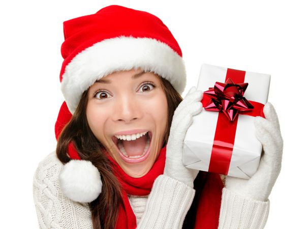زن هدیه کریسمس منزوی شده است زن بابا نوئل شاد و هیجان‌زده در حال نمایش هدایای کریسمس جدا شده در پس‌زمینه سفید