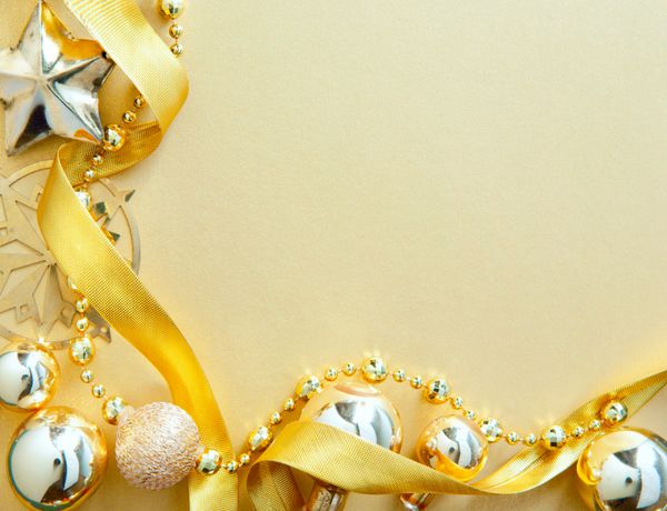 یک کارت تبریک کریسمس با تزئینات طلایی درخت کریسمس روی کاغذ پس زمینه طراحی کنید