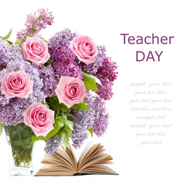 روز معلم دسته گل غنی با گلهای یاسی و رزهای صورتی و کتابی جدا شده روی سفید با متن نمونه