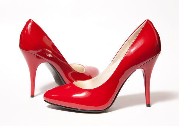 کفش زنانه پاشنه بلند قرمز در زمینه سفید