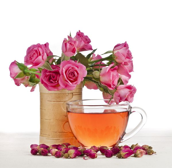 چای با گل رز جدا شده روی سفید 