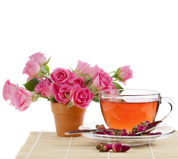 چای با گل رز جدا شده روی سفید