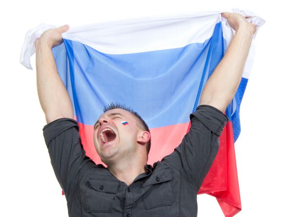 هوادار خوشحال فوتبال روسیه با پرچم ملی روسیه در حال فریاد زدن یا فریاد تشویق تیم در یورو 2012 در زمین سفید