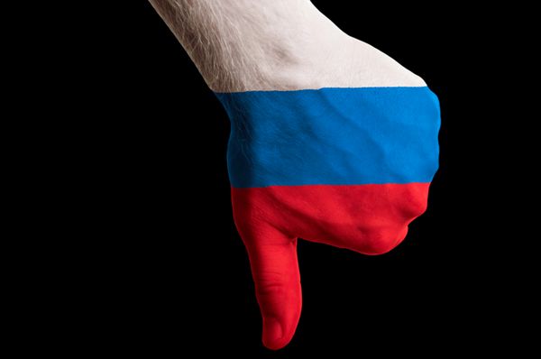 حرکت دست با انگشت شست به پایین در پرچم رنگی رنگی روسیه به عنوان نماد مدیریت منفی سیاسی فرهنگی اجتماعی کشور