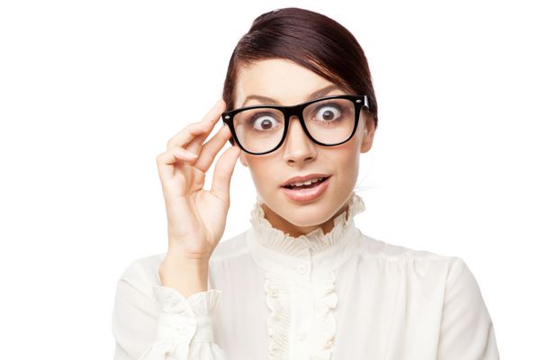 زن سختگیر در عینک های بزرگ جدا شده در پس زمینه سفید