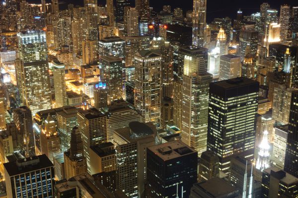 آسمان خراش های مرکز شهر شیکاگو در شب نمایی از برج ویلیس