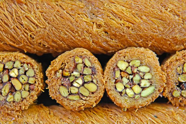 شیرینی باقلوای کادایف ترکی با عسل و مغز پسته