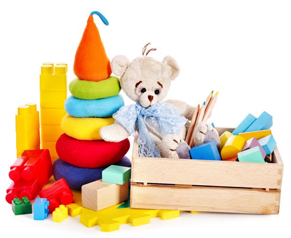 اسباب بازی های کودکان با خرس عروسکی و مکعب جدا شده