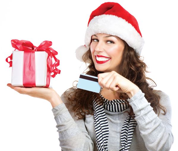 هدیه ی کریسمس زن خندان شاد با جعبه هدیه و کارت اعتباری حراجی هدایای کریسمس و سال نو خرید کریسمس جدا شده بر روی پس زمینه سفید