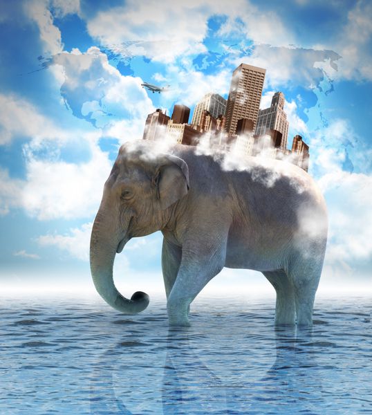 یک فیل شهری را بر پشت خود حمل می کند که ابرها در آسمان و آب روی زمین است از آن برای استعاره ای برای سفر قدرت یا یک مفهوم مزیت استفاده کنید