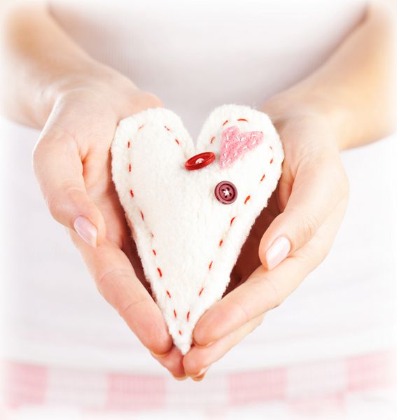 عکس اسباب بازی نرم به شکل قلب در دستان زنانه هدیه دست ساز زیبا برای روز ولنتاین تعطیلات عاشقانه 14 فوریه احساسات محبت مراقبت های بهداشتی و پزشکی مفهوم عشق