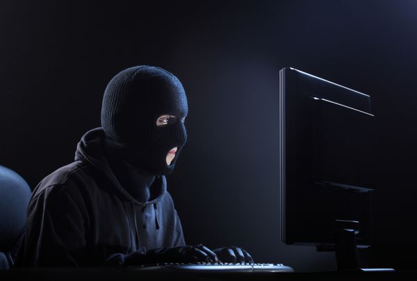 هکر کامپیوتر - دزد مردی که داده ها را از رایانه می دزدد
