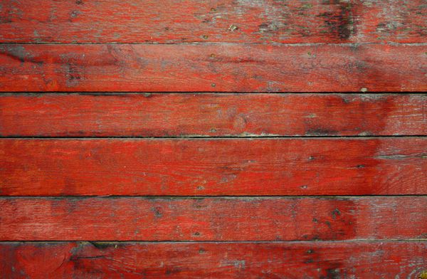 دیوار چوبی قدیمی رنگ شده پس زمینه قرمز