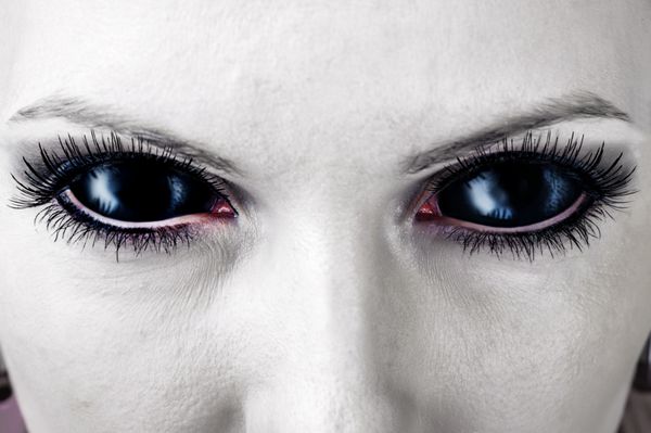 چشم های بیگانه خون آشام یا زامبی زن سیاه پوست شیطانی خاک آرایش ماکرو تم هالووین