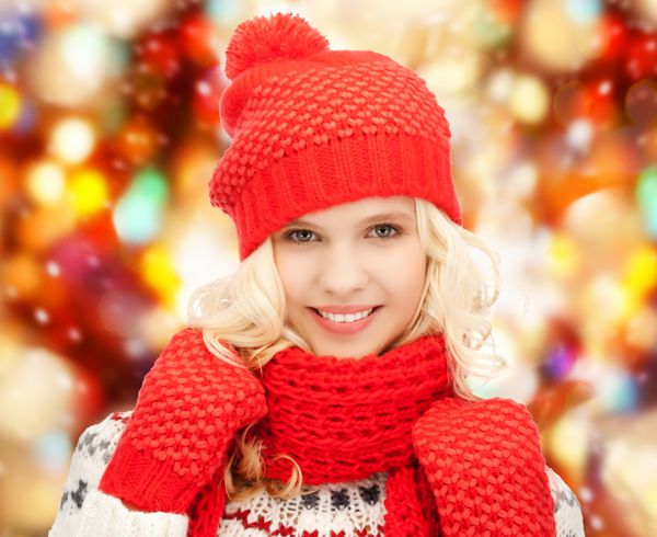 زمستان تعطیلات مفهوم کریسمس - دختر نوجوان زیبا با کلاه صدا خفه کن و دستکش