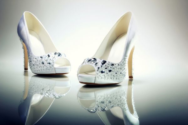یک جفت کفش سفید عروس زیبا