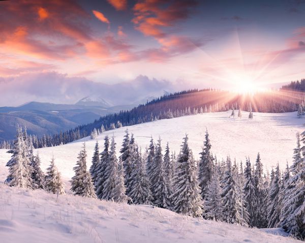 طلوع رنگارنگ زمستان در کوهستان