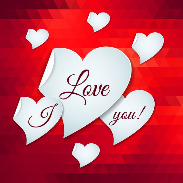 روز ولنتاین یا کارت عروسی از قلب های کاغذی عاشقانه روی الگوی پس زمینه مثلث های شیشه ای قرمز انتزاعی با متن تبریک