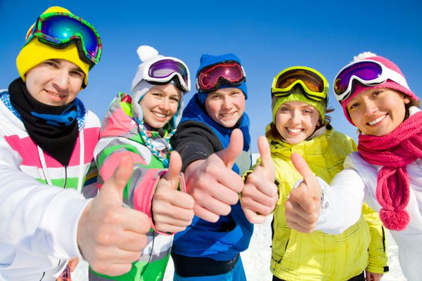 گروهی از جوانان در تعطیلات اسکی در کوهستان