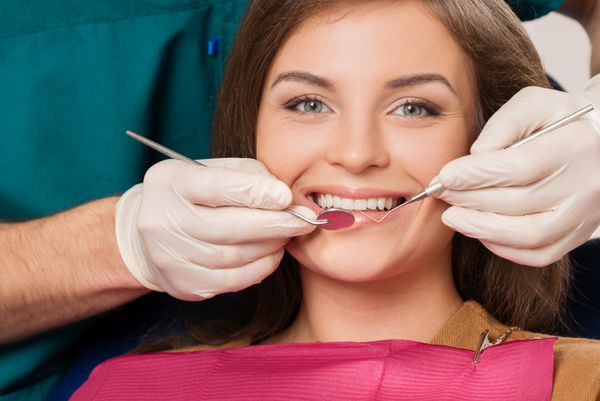 زن جوان سبزه در جراحی دندانپزشک