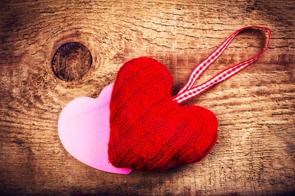 کارت روز ولنتاین با قلب‌های قرمز روی پس‌زمینه بافت قدیمی چوبی با فضای کپی عشق مفهوم زیبا در سبک قدیمی ولنتاین بالای چوب
