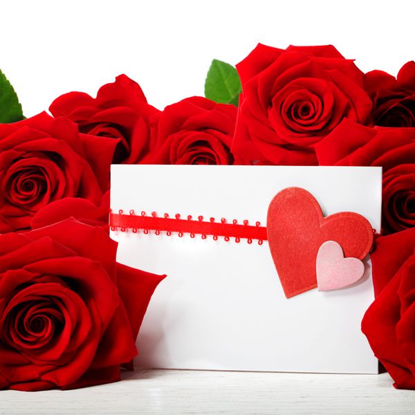 کارت پستال قلب با گل رز قرمز زیبا روی پس زمینه سفید