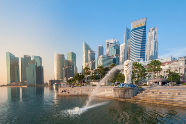 سنگاپور - 18 ژانویه - فواره مرلیون و خلیج مارینا در صبح 18 ژانویه 2014 در سنگاپور مرلیون موجودی افسانه ای با سر شیر و بدن ماهی است و نماد سنگاپور است