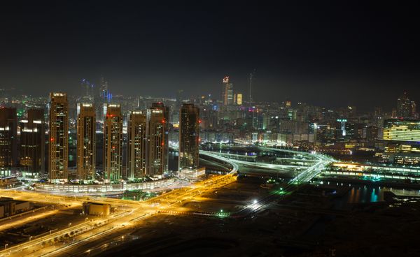 شهر ابوظبی پایتخت امارات - عکس منظره شهری با نوردهی طولانی