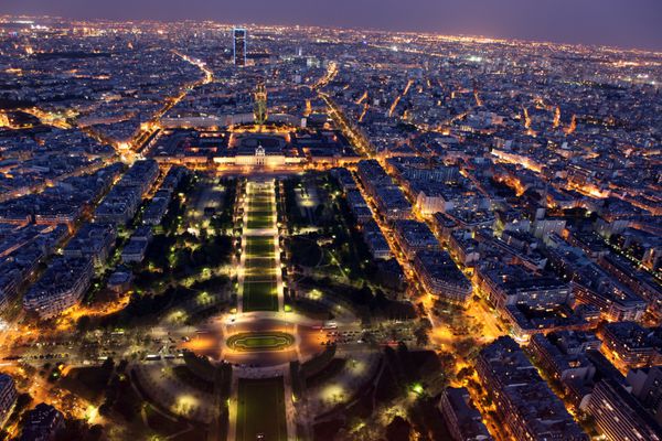 نمای شبانه پاریس از برج ایفل