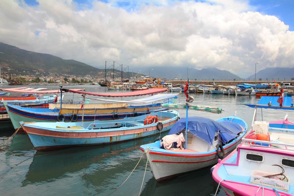 قایق ها و قایق های تفریحی مختلف در اسکله آلانیا ترکیه ایستاده اند