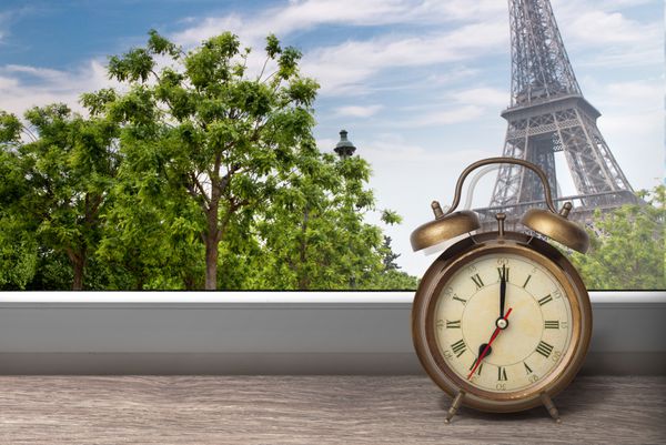 نمای پاریس و برج ایفل از پنجره با ساعت زنگ دار