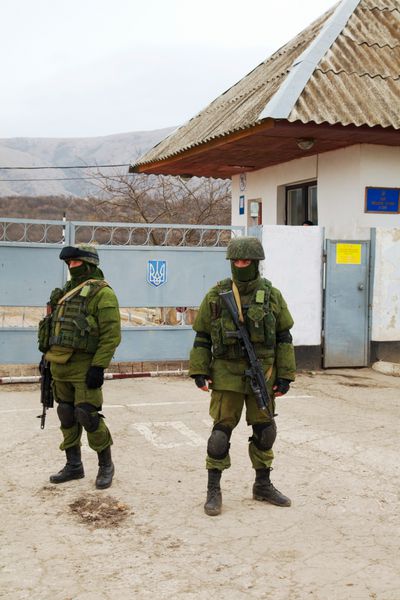 PEREVALNE اوکراین - 4 مارس سربازان روسی در 4 مارس 2014 در Perevalne کریمه اوکراین در 28 فوریه 2014 نیروهای نظامی روسیه به شبه جزیره کریمه حمله کردند